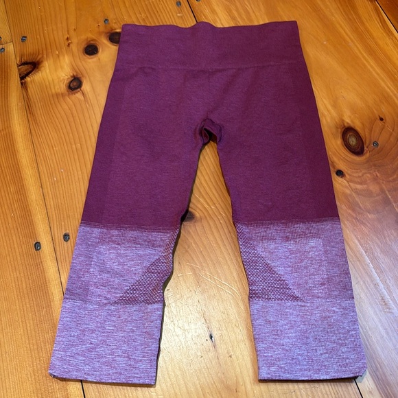 LULULEMON 6 Seamlessly Street Crop Heathered Dashing Purple Ombre - Picture 4 of 8